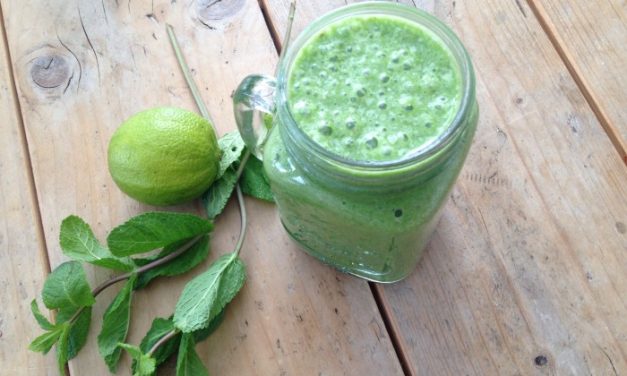 Groene smoothie met munt en limoen