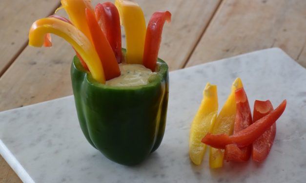 Yoghurtdip met paprika reepjes