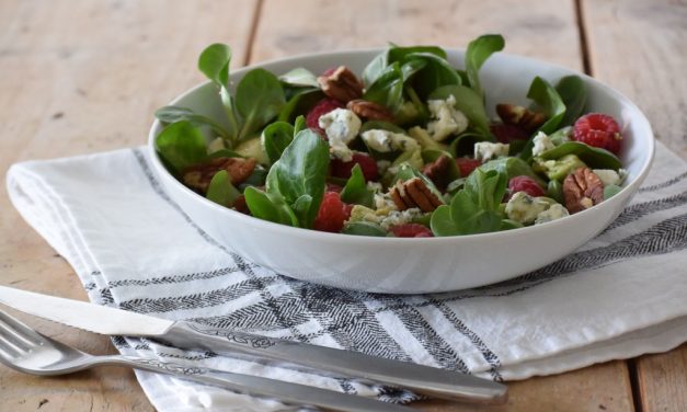 Salade met blauwe kaas en frambozen