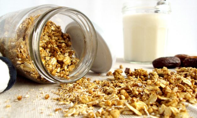 Zelfgemaakte granola met dadels en tahin