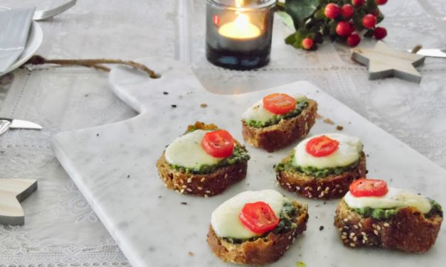 Kersthapjes: bruschetta met tomaat, pesto en mozzarella