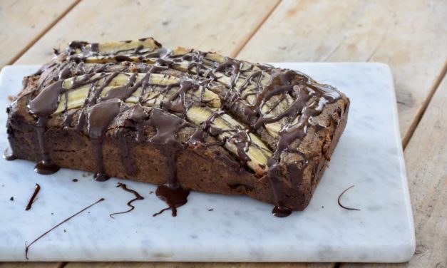 Vegan bananenbrood met chocolade en koffie