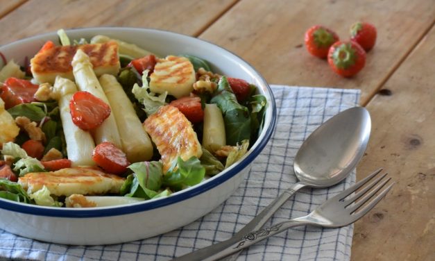 Salade met witte asperges en aardbeien