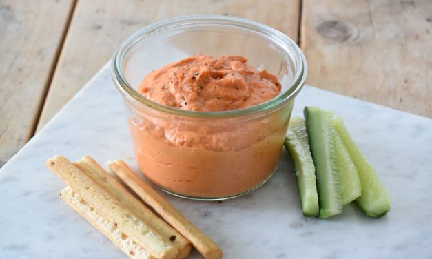 Hummus van witte bonen met gegrilde paprika