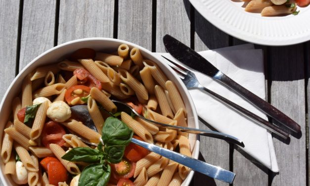 Pastasalade met mozzarella en tomaat