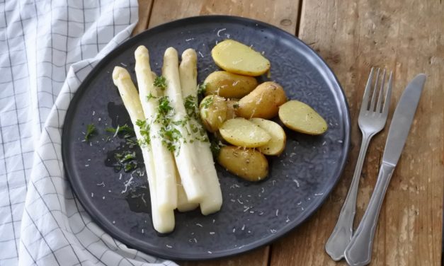 Witte asperges met krieltjes
