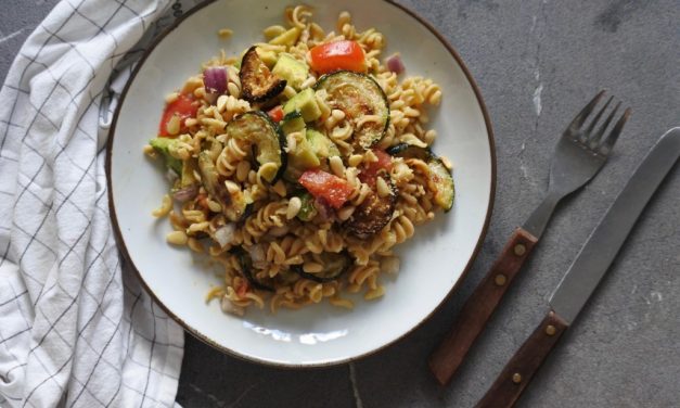 Vegan pastasalade met avocado
