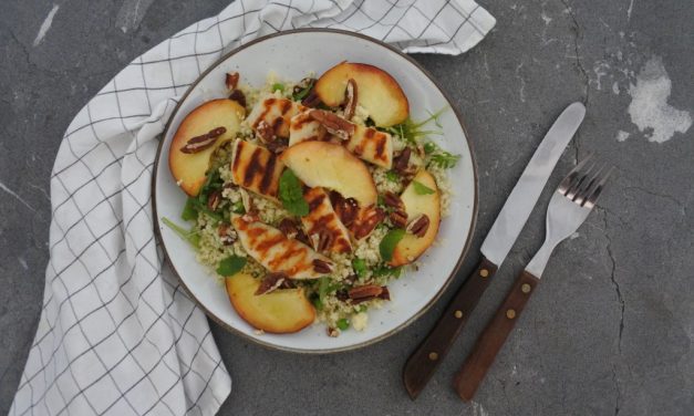 Salade met perzik en halloumi