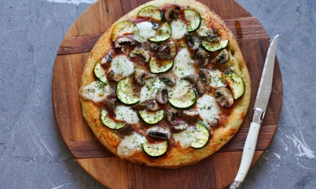 Vegetarische pizza met champignons
