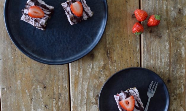 Vegan “cheesecake” met aardbeien
