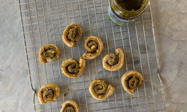 Bladerdeeghapjes met pesto