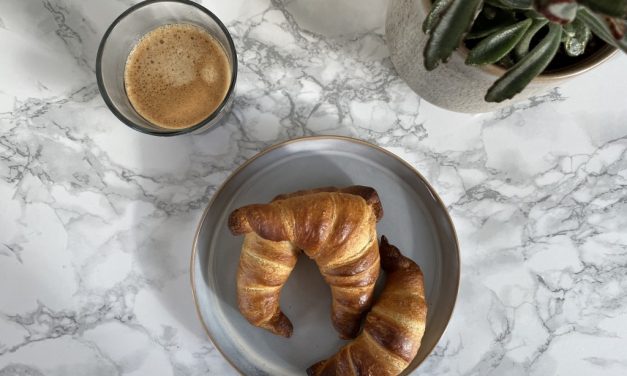 Mini croissants met hazelnoten en witte kokospasta