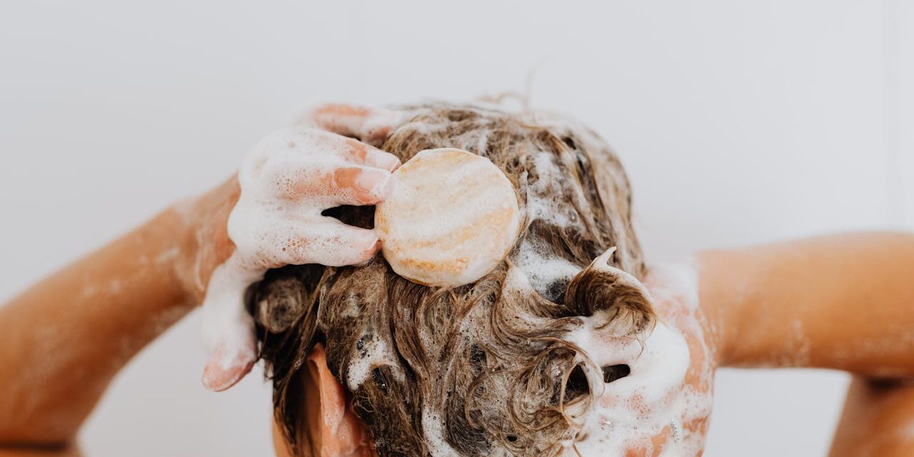 Dit zijn 4 dingen waarop je moet letten wanneer je shampoo koopt