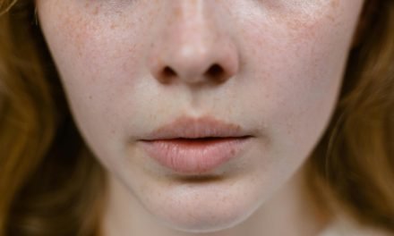 Neus spoelen met zout water verlichting bij een verstopte neus