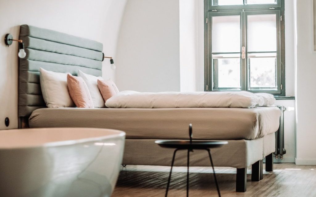 Met deze materialen maak je je slaapkamer extra knus